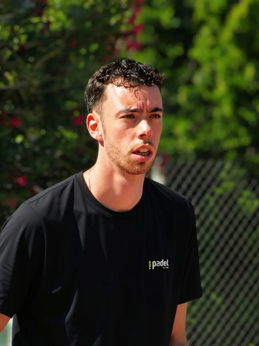 Alexis Coulombeau pendant une séance sur une piste de Two Padel