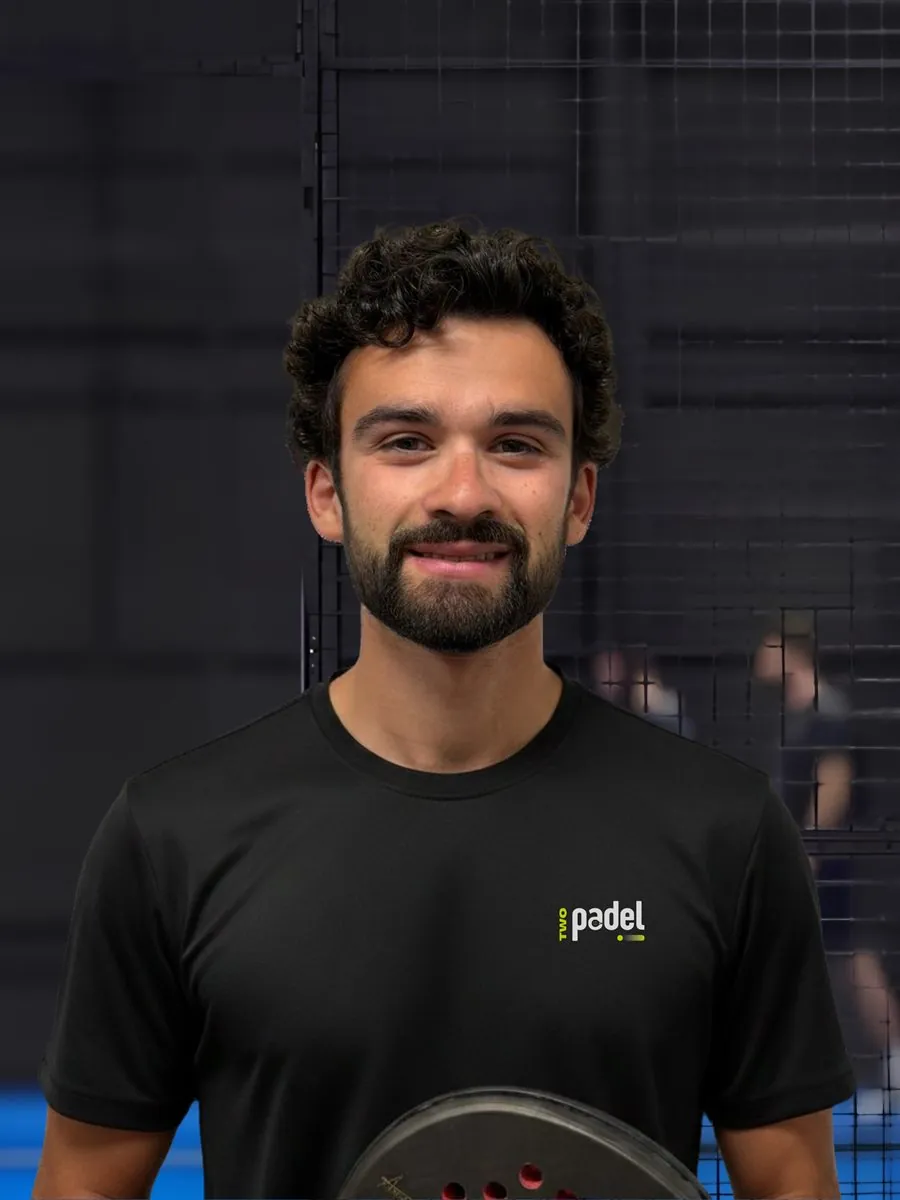 Rodolphe Py, raquette en main, sur une piste du complexe