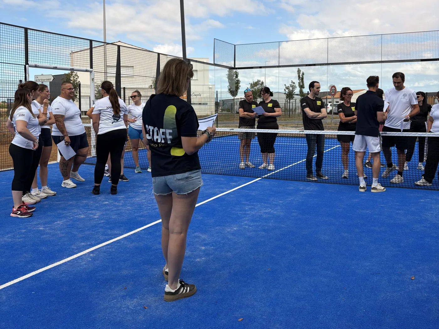 Groupe réuni sur la piste lors d'un séminaire d'entreprise à Two Padel
