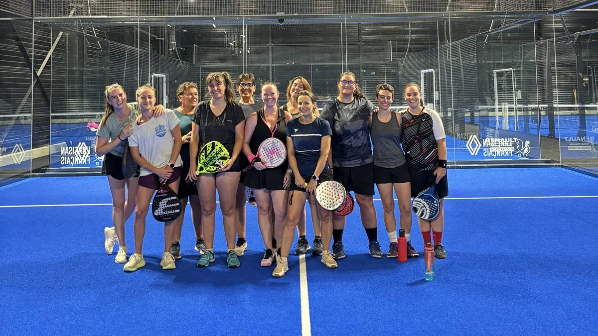 Joueuses réunies sur la piste à la fin d'une montante-descendante à Two Padel